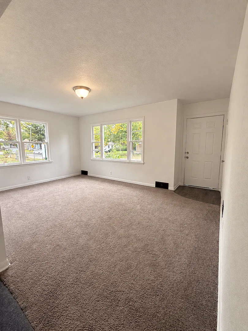 Spacious 3 bedroom home. Section 8 accepted — Photo 3