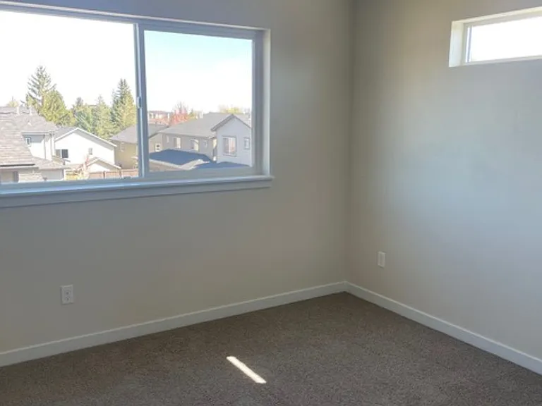 944 NE Paula Dr — Photo 7