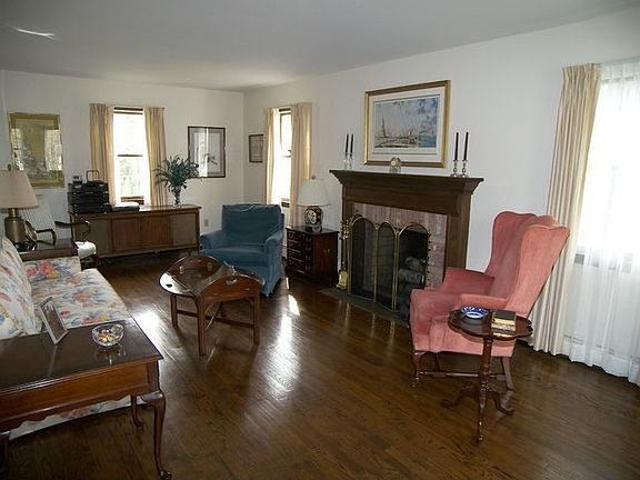 4th image of 8 Douglas Dr