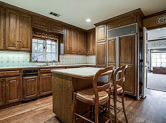 4th image of 4660 Belclaire Ave