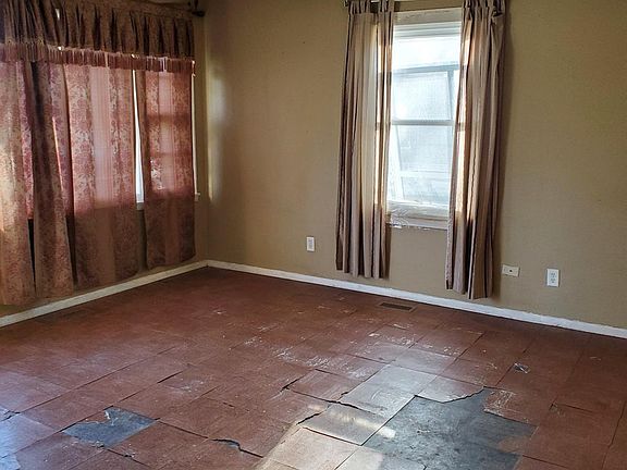 3rd image of 1550 E 33rd Ave
