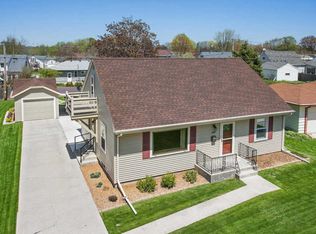 3610 Schroeder Dr, Manitowoc, WI 54220