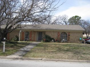 713 James St, Azle, TX 76020