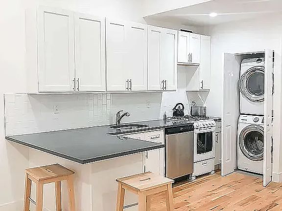 4th image of 494 Hart St #1