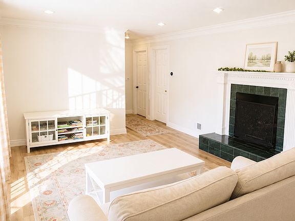 3rd image of 3023 E La Joya Dr