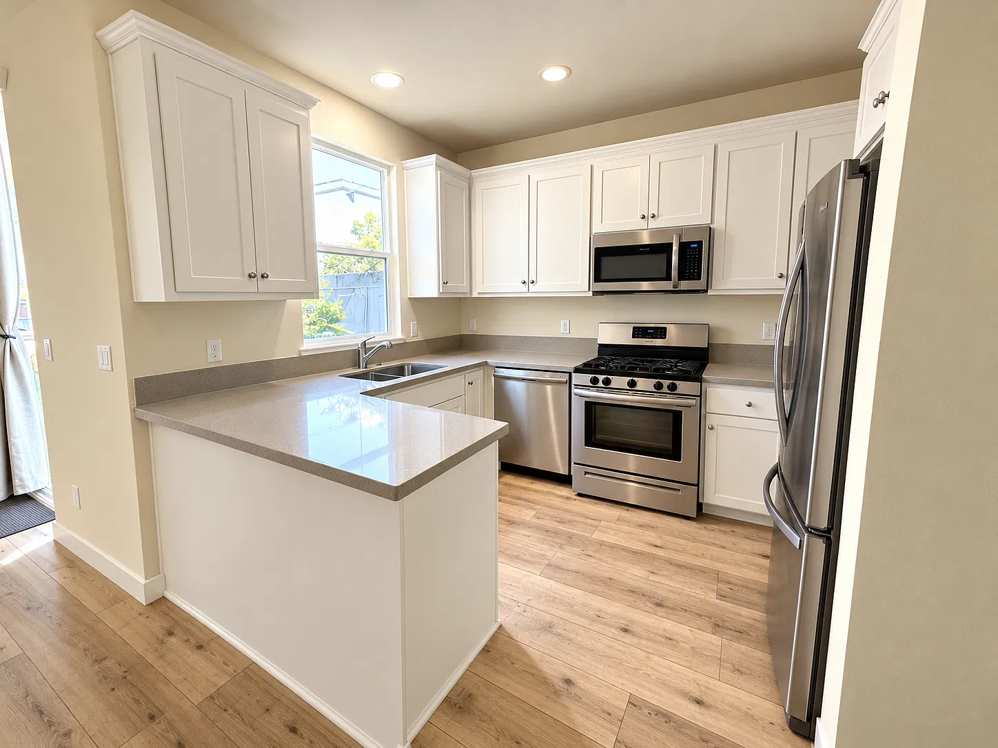 3 bed, 1368 sqft, $3,500 — Photo 4