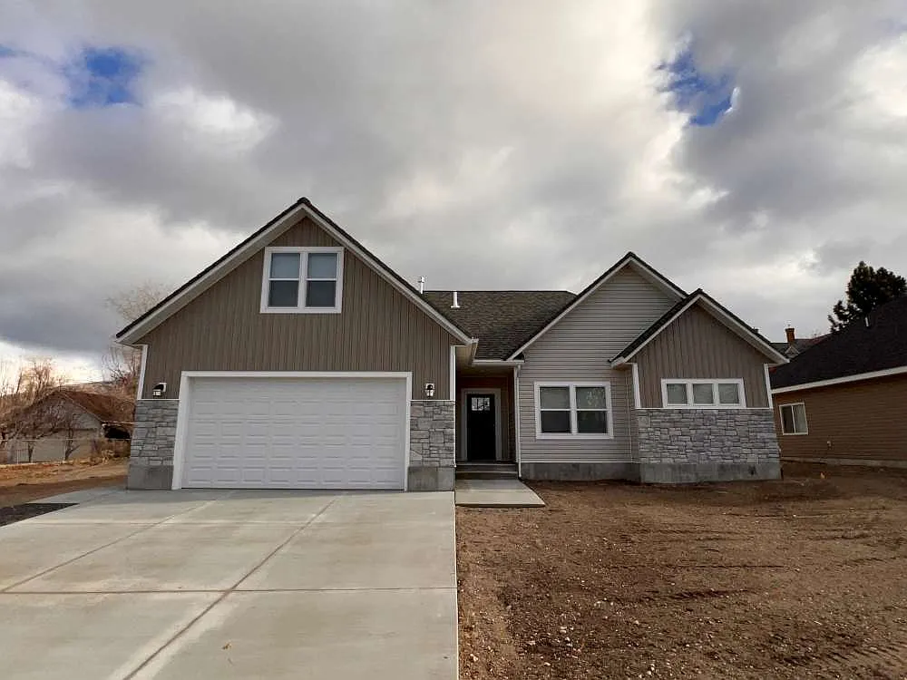 3 bed, 1635 sqft, $2,400 — Photo 1
