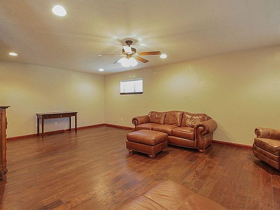 5th image of 6302 Oak Grove Dr
