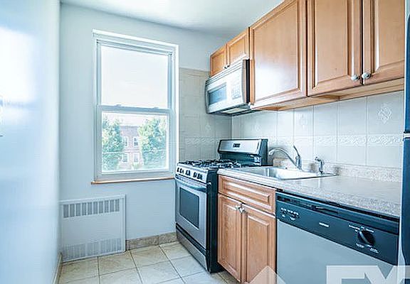 2nd image of 1866 Burnett St #34B