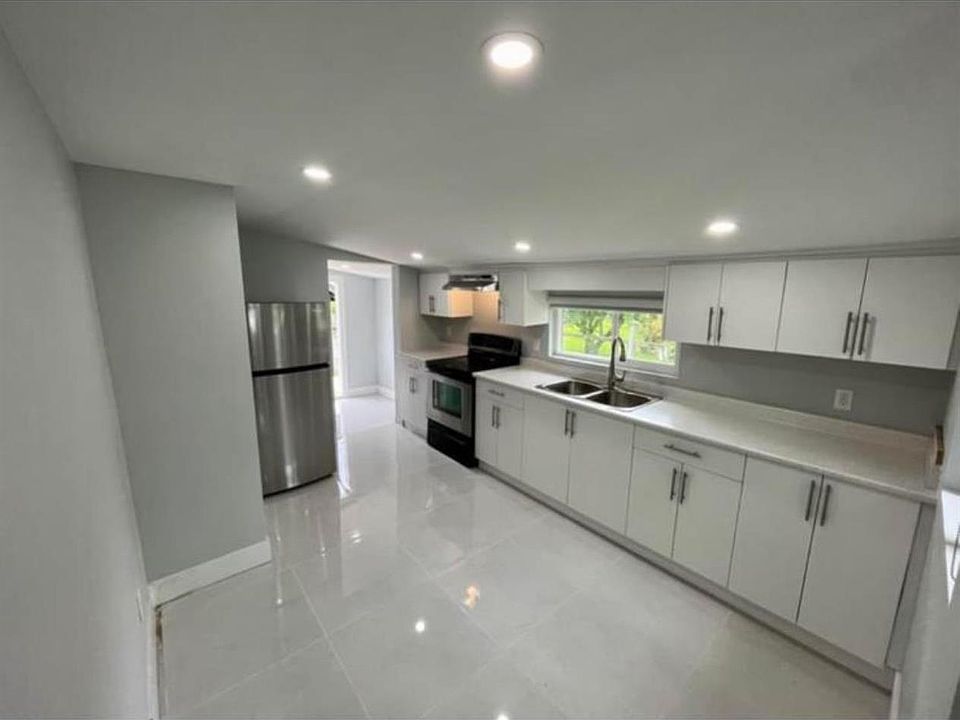 1st image of 9518 Robson St