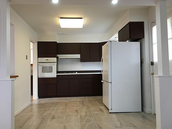 3rd image of 609 Leclaire Ave
