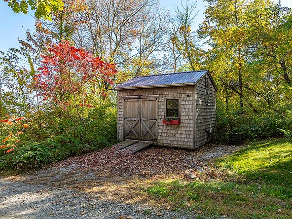 4th image of 595 Overlock Hill Road