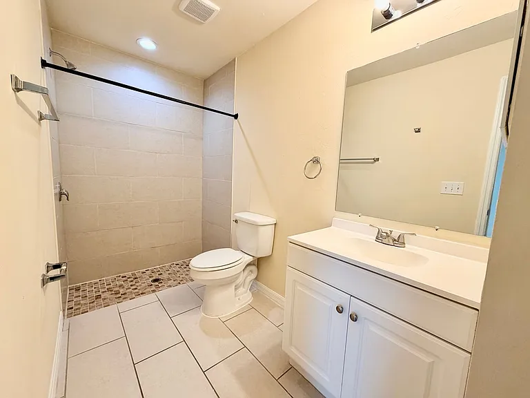 1044 NE 8th Pl — Photo 17