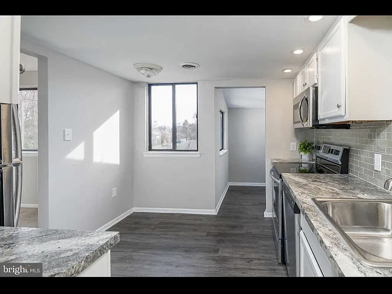 49 Six Holly Dr #6 — Photo 4