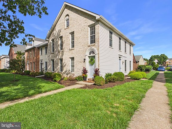 3rd image of 459 Delancey Ct