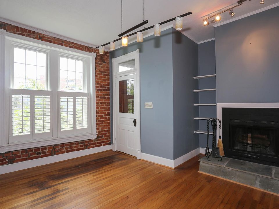 Living room/Entry area