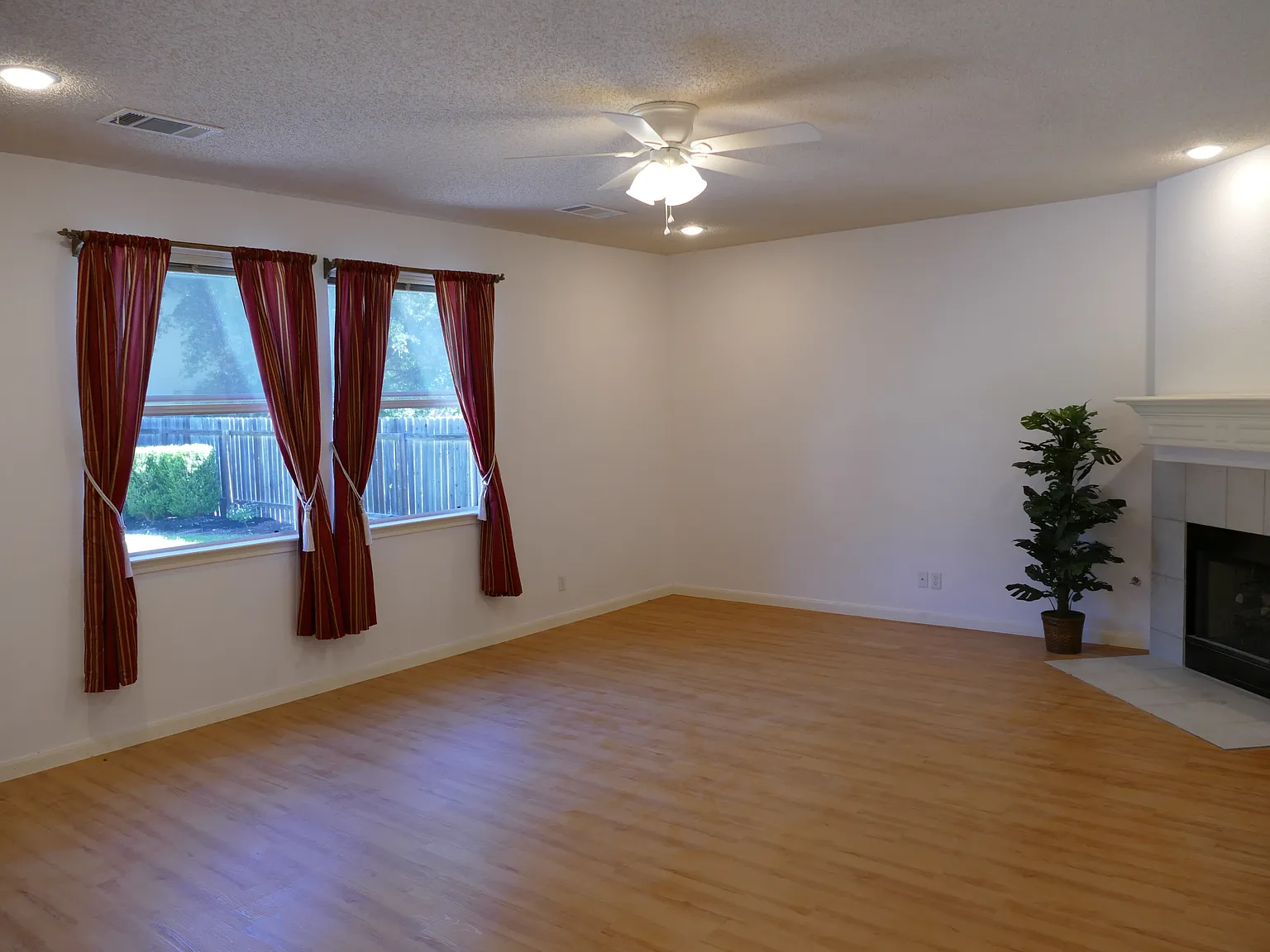 3 bed, 2.5 bath, 2472 sqft, $2,195 — Photo 4