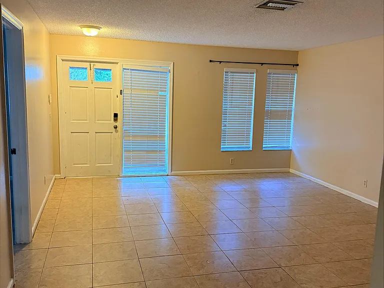1430 NW 93rd Ter — Photo 3
