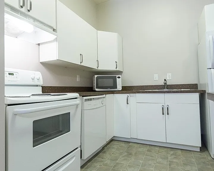 Tenth & College Apartments — Photo 23