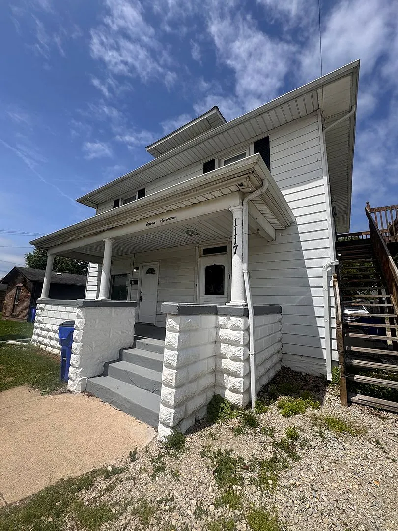 1117 N B Street — Photo 1