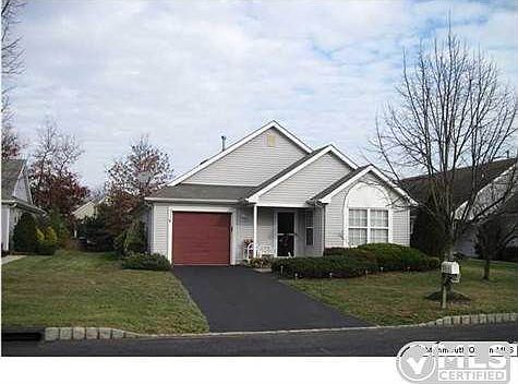 1st image of 34 Pine Hollow Ln