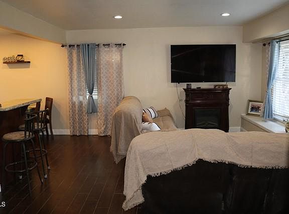 4th image of 132 W Santa Paula St