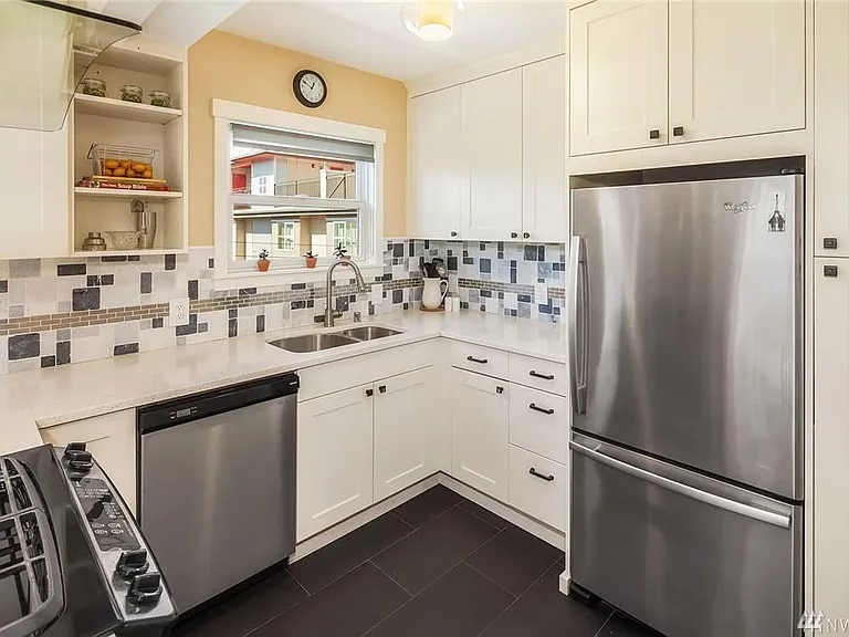 516 E Thomas St #301 — Photo 6