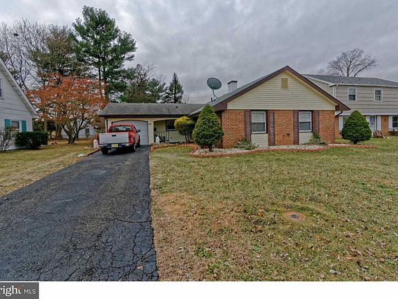 3rd image of 60 Maplewick Ln