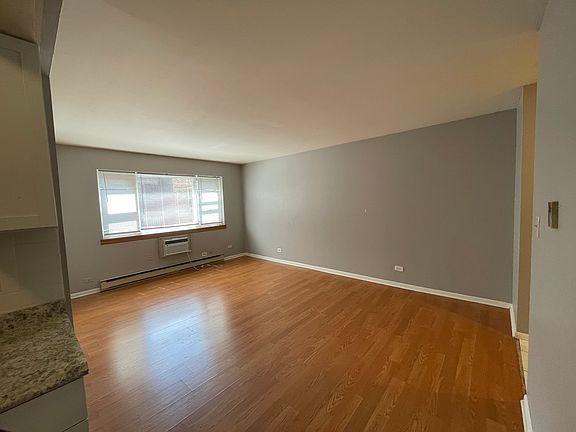 2nd image of 5920 N Kenmore Ave APT 406