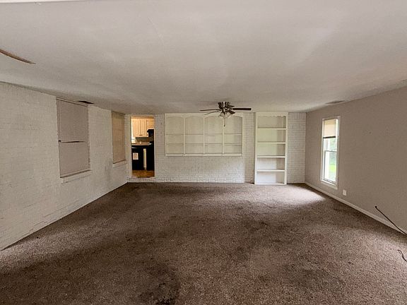 3rd image of 748 Greenhill Dr NE