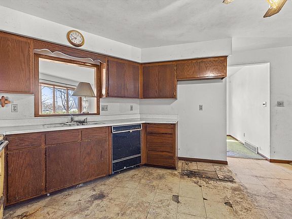 5th image of W135S6493 Windsor ROAD