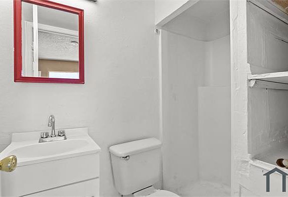 3rd image of 8943 Alameda Ave #6