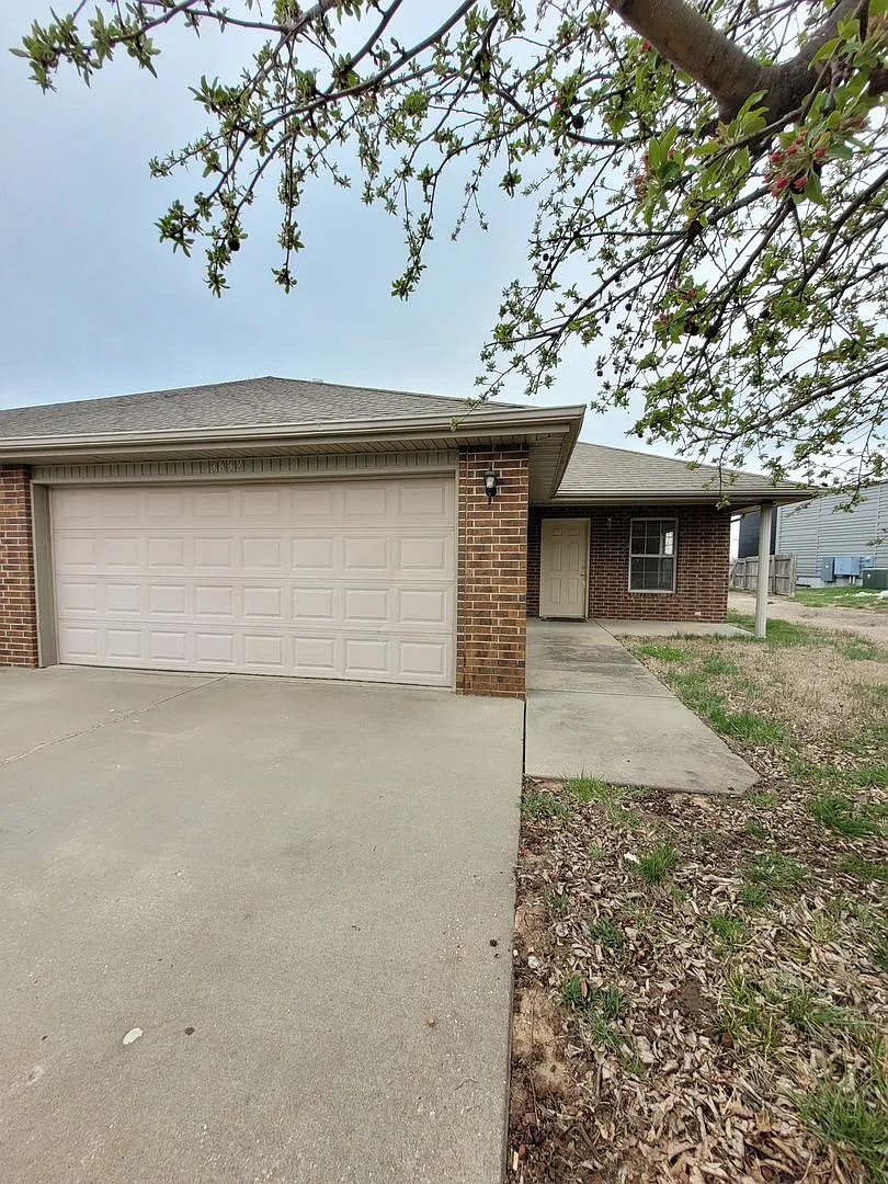 Large Duplex with 2 Bedrooms 2 Bathrooms and 2 car Garage! — Photo 1