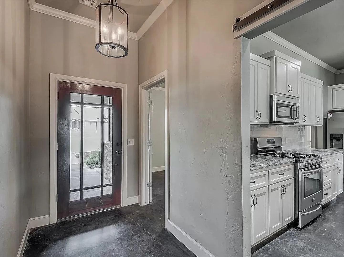 Beautiful 3 bed 2 bath home with an office!! — Photo 4