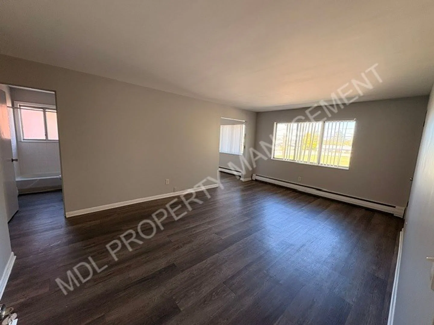 2215 Weiss — Photo 3