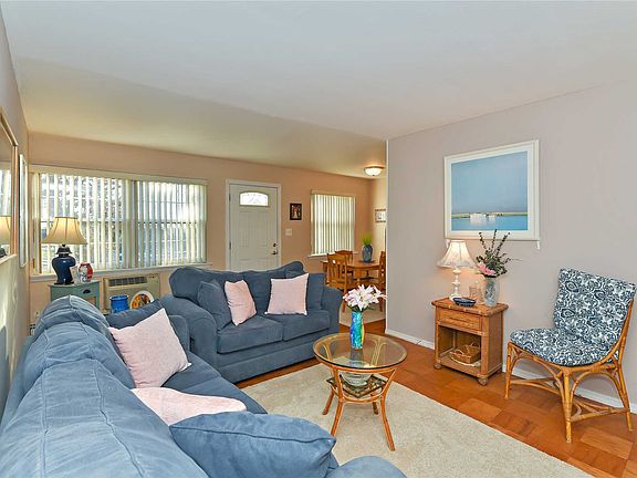 3rd image of 514 Towne House Vlg