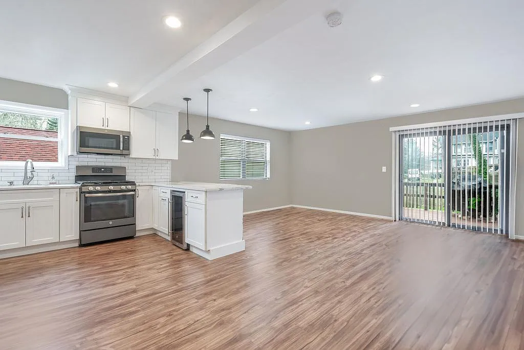 3 bed, 2.5 bath, 1800 sqft, $4,150 — Photo 2