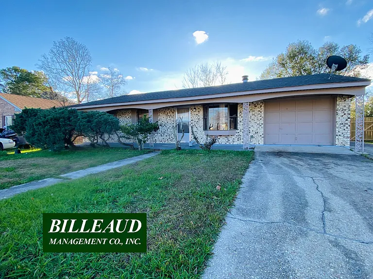 401 Strasbourg Dr — Photo 1