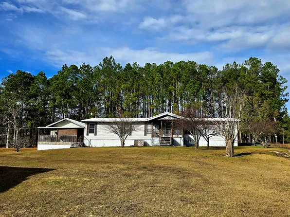 102 Santa Claus Ln, Fitzgerald, GA 31750