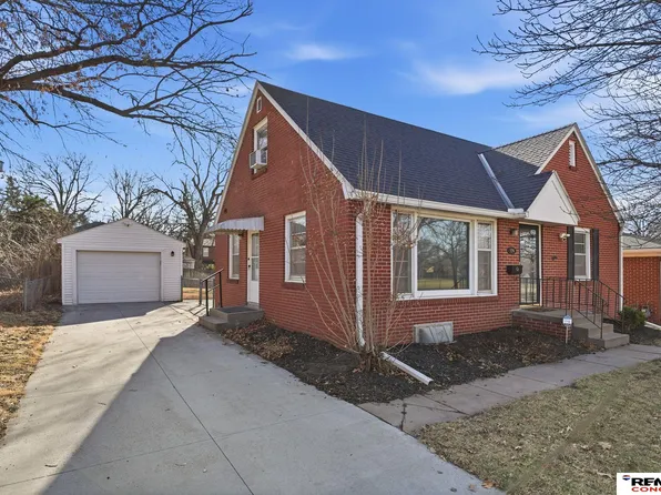 924 S 39th St, Lincoln, NE 68510