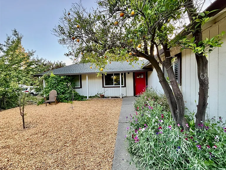 1105 Cabot St — Photo 2