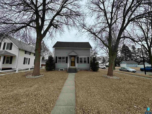 202 13th Ave, Brookings, SD 57006