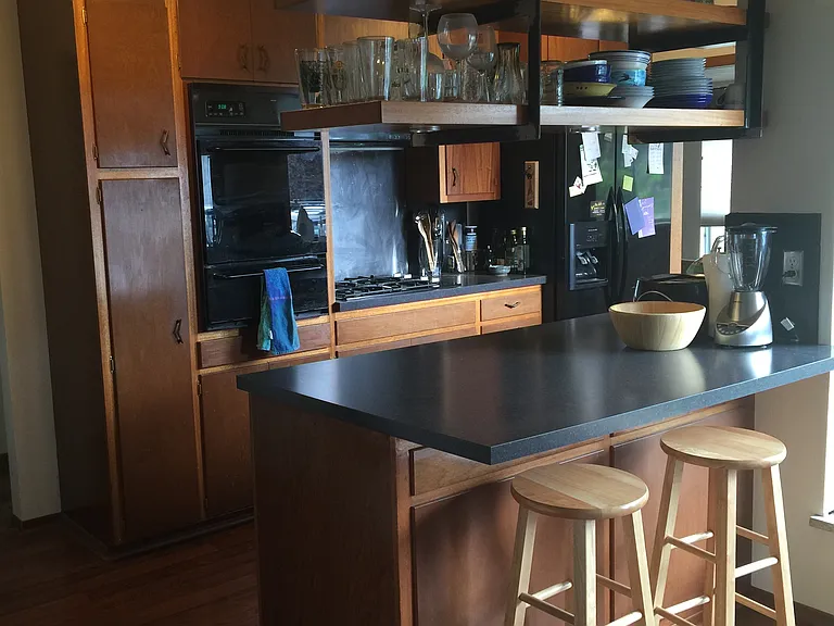 2410 Hawthorn Ave — Photo 5