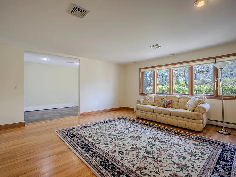 19-21 Lamela Dr — Photo 5