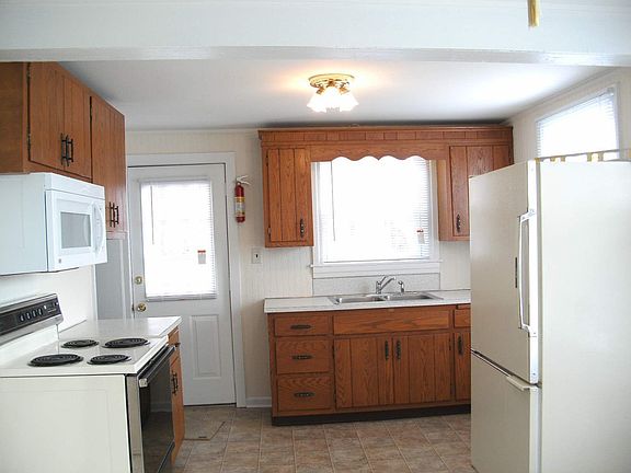 Large Eat-in Kitchen