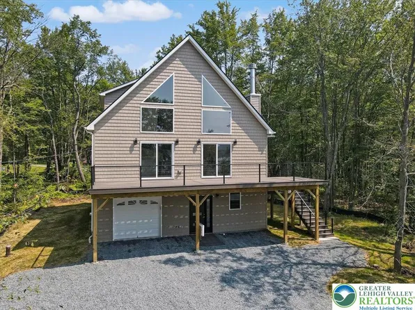 7733 Lake Shore Dr, Pocono Lake, PA 18347