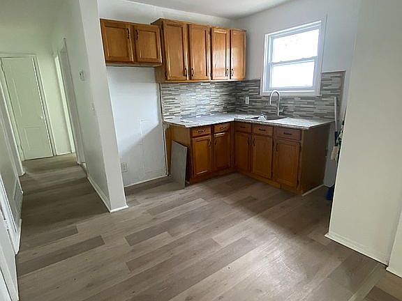 4th image of 8053 Roselawn St
