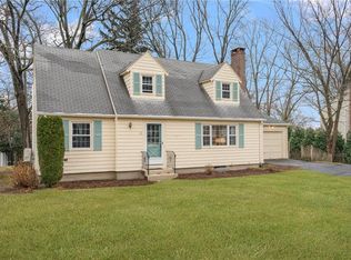 14 Kearsarge Dr, Cranston, RI 02920