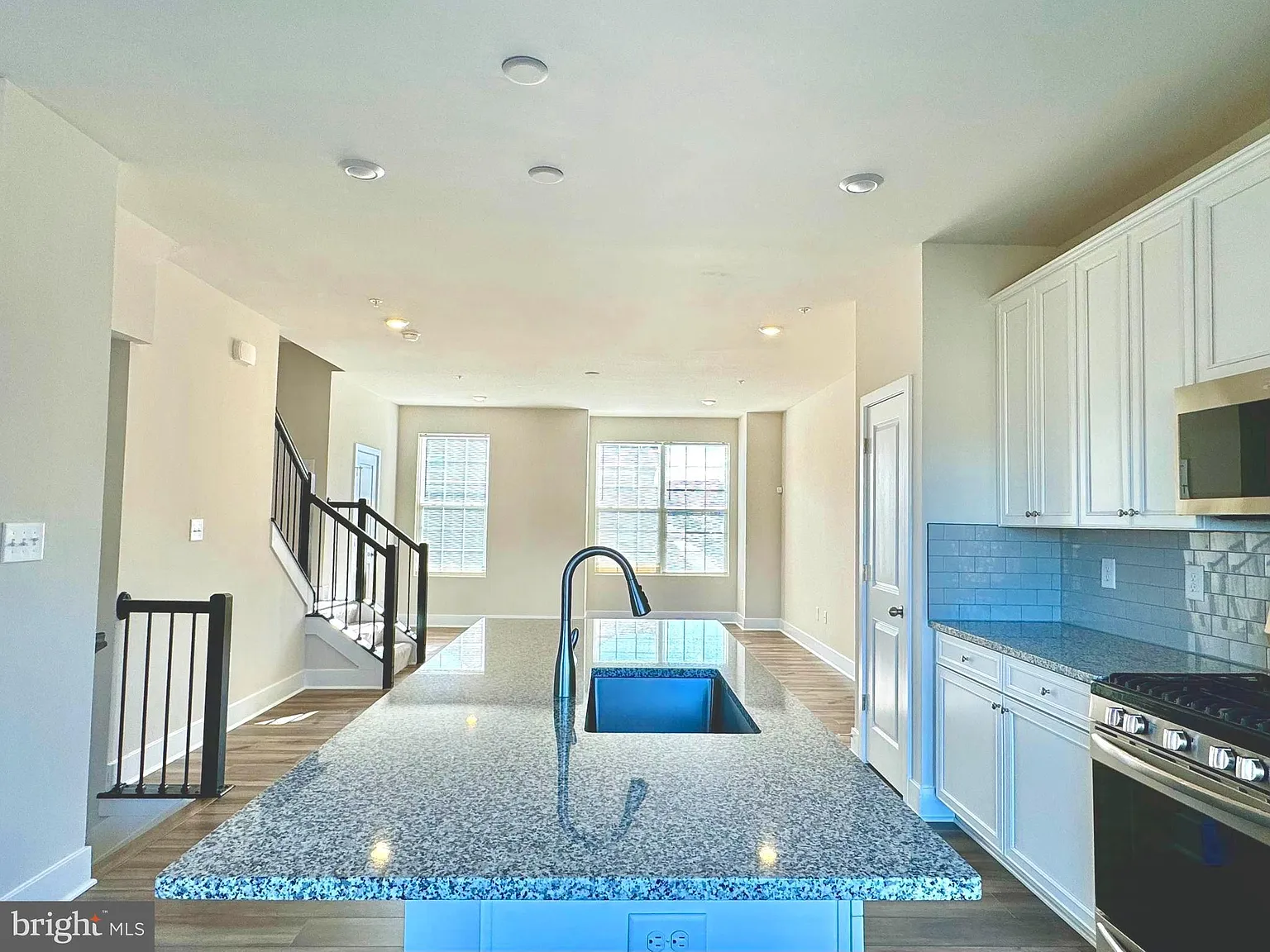 4 bed, 3.5 bath, 2760 sqft, $2,850 — Photo 3