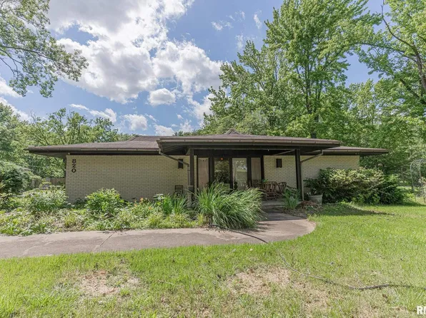 820 Country Club Rd, Centralia, IL 62801